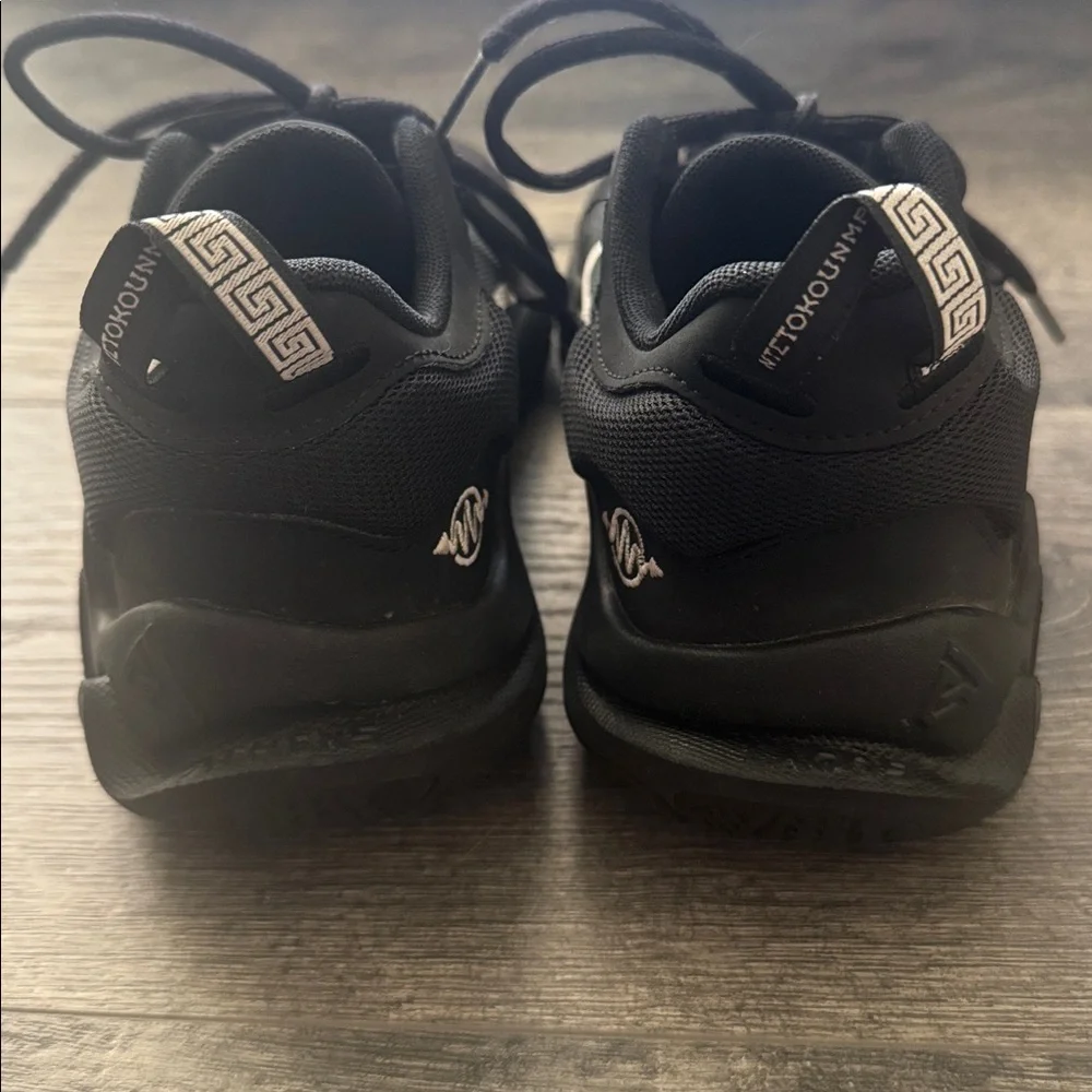 Boy’s Nike Giannis Immortality 2 Basketball Shoes Youth Size 6